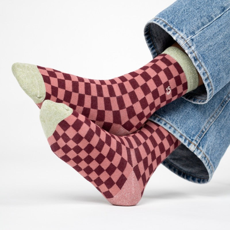 chaussettes-en-coton-peigne-carreaux-bordeaux-et-rose_1